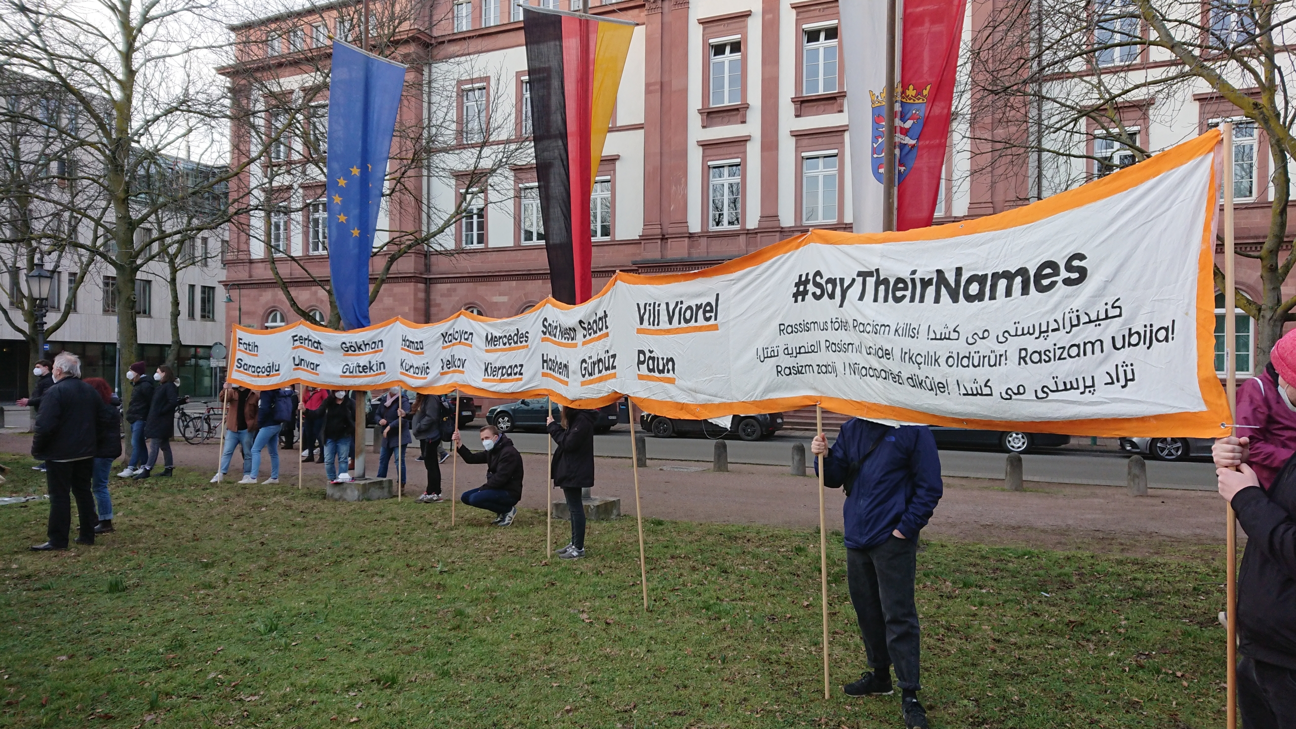 Mehr als 700 Menschen kamen am 19. Februar 2021 zur Kundgebung, um der Ermordeten in Hanau vor einem Jahr zu gedenken