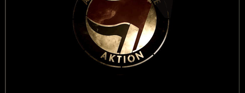 Filmplakat. Auf schwarzem Grund tritt das bekannte Antifa-Logo mit einer überlappenden roten und schwarzen Flagge und dem Schriftzug "Antifaschistische Aktion" aus den Schatten. Unten Finden sich Titel und Website: "Schulter an Schulter - Wo der Staat versagte." antifa-film.de