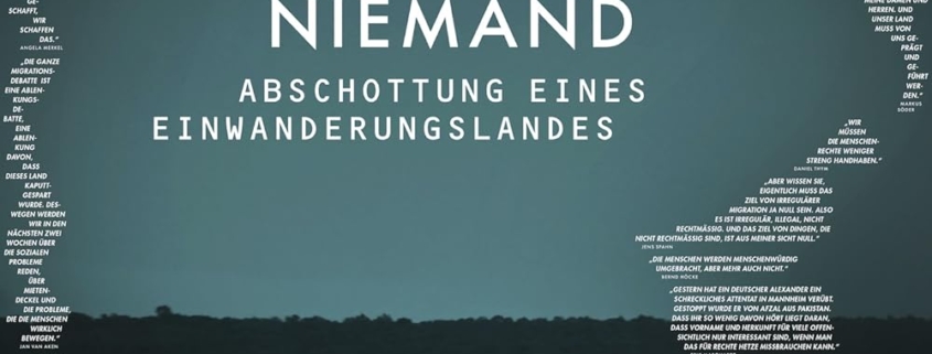 Kinoplakat. Im Zentrum steht in Großbuchstaben der Titel "KEIN LAND FÜR NIEMAND. Abschottung eines Einwanderungslandes". Auf dem dunklen grau-blauen Hintergrund einer Containersiedlung bei Nacht werden die Umrisse der Grenzen Deuschlands durch Zitate zum Film gebildet.