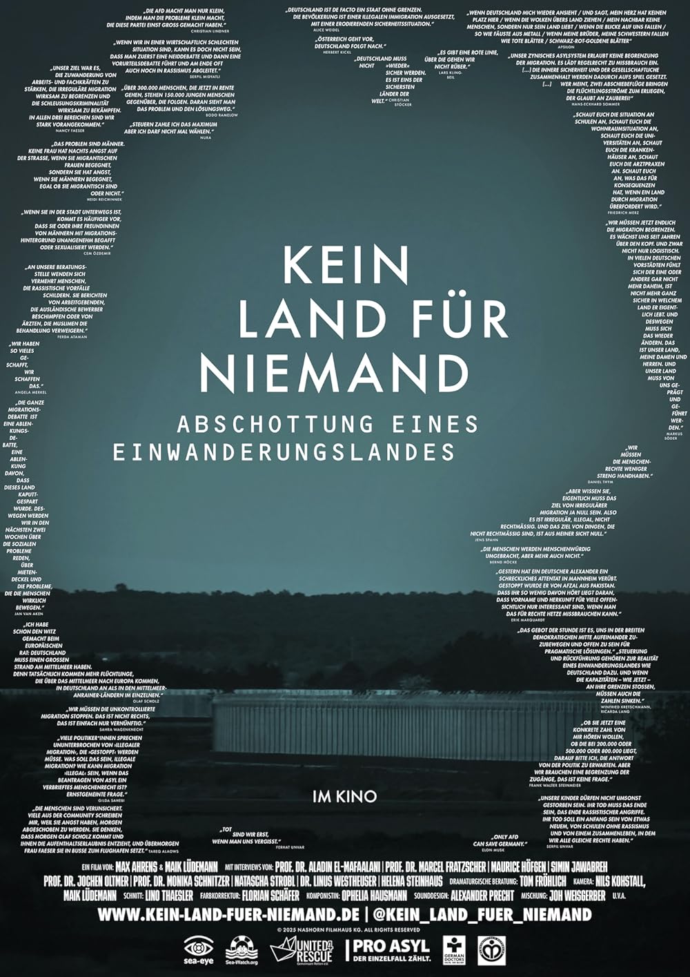 Kinoplakat. Im Zentrum steht in Großbuchstaben der Titel "KEIN LAND FÜR NIEMAND. Abschottung eines Einwanderungslandes". Auf dem dunklen grau-blauen Hintergrund einer Containersiedlung bei Nacht werden die Umrisse der Grenzen Deuschlands durch Zitate zum Film gebildet.